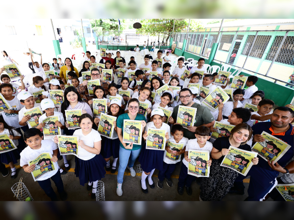 Un grupo de estudiantes muestra con entusiasmo el tercer fascículo de Mente Sana luego de una lectura guiada.
