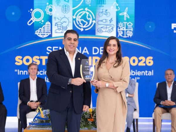 Mario Roberto Faraj, Presidente FUNDAHRSE; y Valeria Ríos, Vicepresidente de Estrategia Comercial, Mercadeo y Sostenibilidad BAC Honduras.