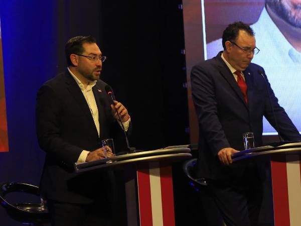 Los precandidatos liberales Jorge Cálix y Luis Zelaya en el conversatorio de la Usap.