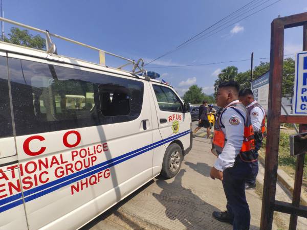 Un equipo de la policía forense de Filipinas entra en el colegio de Zamboanga, en el sur del archipiélago, donde se registró este martes un tiroteo.EFE/EPA/LAURENZ CASTILLO