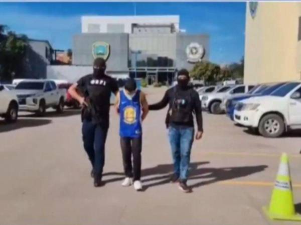 El menor fue puesto a disposición de las autoridades tras el decomiso de droga, un arma de fuego y munición durante el operativo policial.