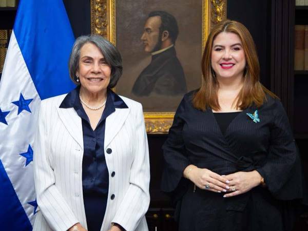 Cossette López Osorio y Mireya Agüero.