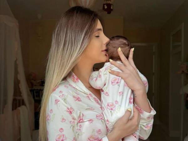 Lele Pons junto a su hija.