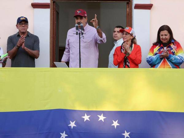 El presidente de Venezuela, Nicolás Maduro (c).