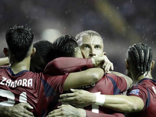 Los jugadores de Costa Rica celebran uno de los goles contra San Cristóbal y Nieves en el inicio de las eliminatorias mundialistas.