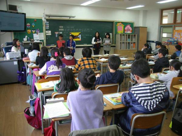 <b>Niños reciben clases en un aula de una escuela en Estados Unidos.</b>
