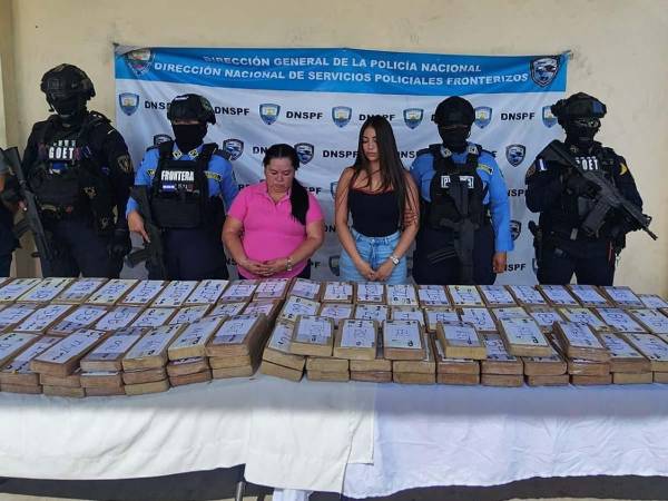 Dos mujeres hondureñas fueron detenidas la mañana de este lunes en posesión de 2,000 dólares en efectivo, un vehículo y más de 150 paquetes de supuesta cocaína durante una operación policial en el sector de Namasigüe, Choluteca.