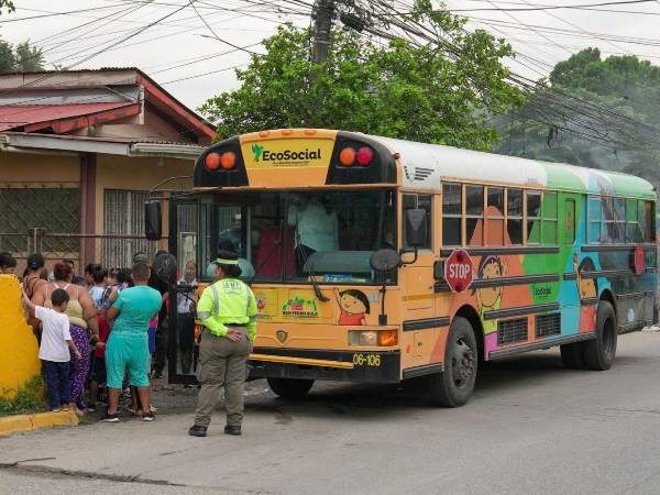 La municipalidad de San Pedro Sula acondicionó un bus para recorrer la ciudad y recoger a los niños en situación de mendicidad que están en las calles para llevarlos al comedor infantil. Familias completas abordan la unidad. Será un servicio de lunes a viernes.