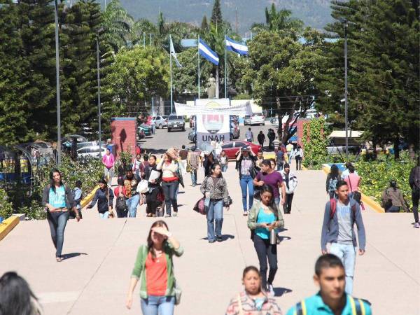 Estudiantes ingresan a la Universidad Nacional Autónoma de Honduras en Tegucigalpa.