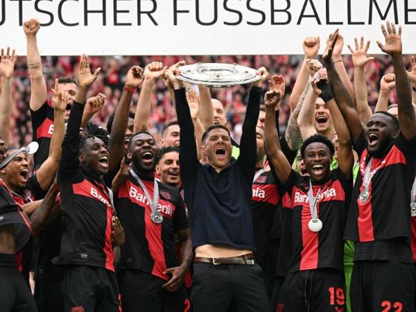 Xabi Alonso en el momento donde alza la Copa que los acredita como campeones de Alemania.