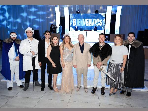 La familia Valladares dio la bienvenida a los invitados en una noche de celebración y cercanía.