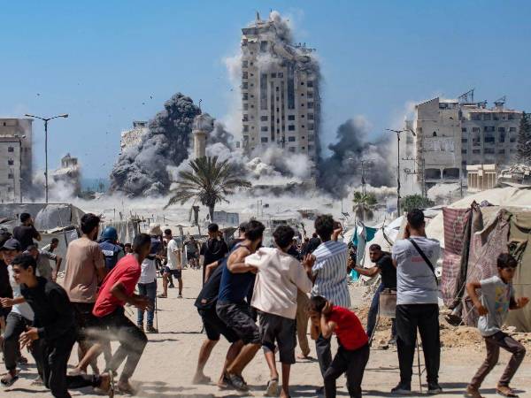 Palestinos reaccionan al impacto contra la Torre Mushtaha tras un ataque aéreo israelí en el oeste de la ciudad de Gaza, Franja de Gaza.