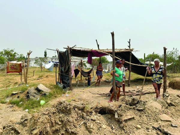 LA PRENSA llegó al lugar para ver lo que quedó de Promuca, pero lo que hay es una ocupación de pobladores que están construyendo sus casas en el predio municipal. Foto: Lisseth García.