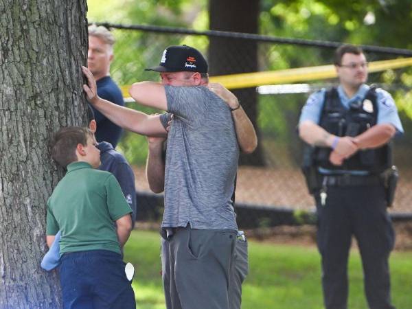 Un padre reacciona tras el tiroteo a una escuela católica en Minneapolis, Estados Unidos.