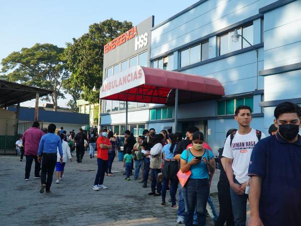 Derechohabientes esperan frente a la emergencia del hospital regional del IHSS.