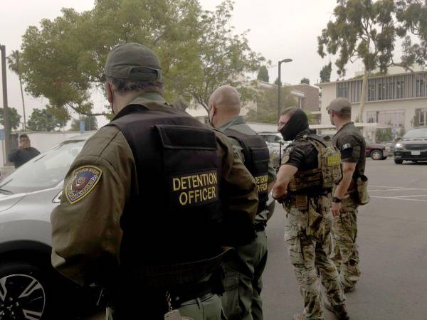 Agentes de ICE durante un operativo migratorio en el sur de California.
