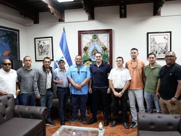 Fernando Gómez,, el alcalde del municipio de El Porvenir, Atlántida, junto a Tomás Zambrano y una comitiva integrada por representantes de patronatos, juntas de agua y fuerzas vivas de la localidad.