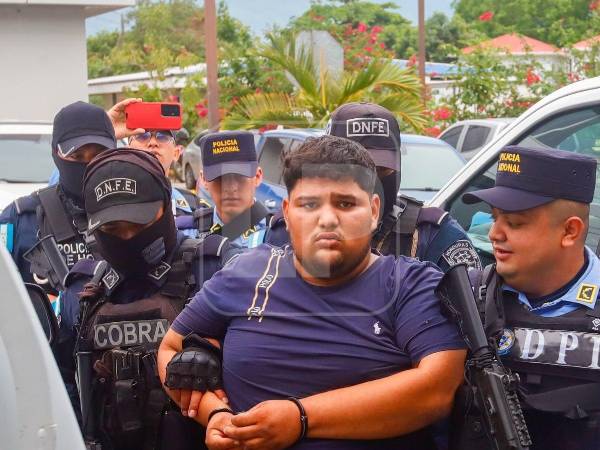 Bajo un fuerte dispositivo de seguridad fue presentado la mañana de este viernes el cuarto capturado vinculado al caso del enfrentamiento en Corinto, Omoa, donde perdieron la vida cinco agentes policiales de la Dirección Policial Anti Maras y Pandillas Contra el Crimen Organizado (Dipampco).