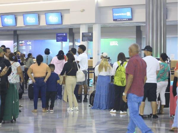 Honduras cuenta con cuatro aeropuertos internacionales ubicados en San Pedro Sula, La Ceiba, Roatán y Comayagua, por donde circulan más de dos millones de viajeros al año. Entre ellos, el Aeropuerto Internacional Ramón Villeda Morales se mantiene como uno de los más activos del país.