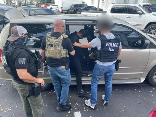 Agentes del ICE detienen a un inmigrante indocumentado en Florida.