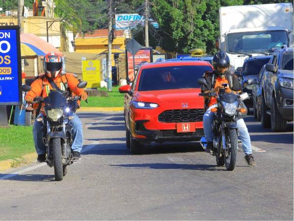 El paquete de amnistías, que incluye la amnistía vehicular para liberar del pago de multas, recargos e intereses por mora correspondientes a 2025 y años anteriores, ya fue publicado en La Gaceta y estará vigente a partir de la próxima semana en las instituciones bancarias autorizadas, incluyendo sus plataformas en línea. Esto se debe a que el Instituto de la Propiedad (IP) realiza los ajustes técnicos necesarios para habilitar el sistema y garantizar un acceso adecuado al beneficio.