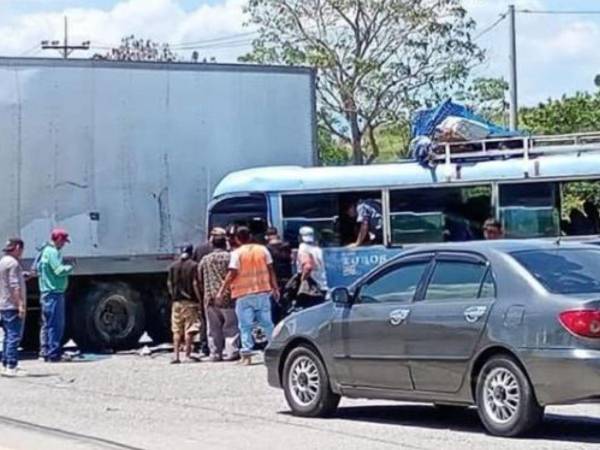 Rapidito lleno de pasajeros se estrella con rastra en Naco, Santa Bárbara.