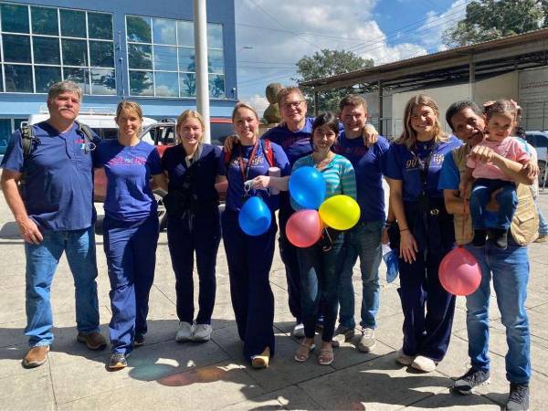 El equipo de Gift of Life recibió una cálida bienvenida en el hospital regional del IHSS.