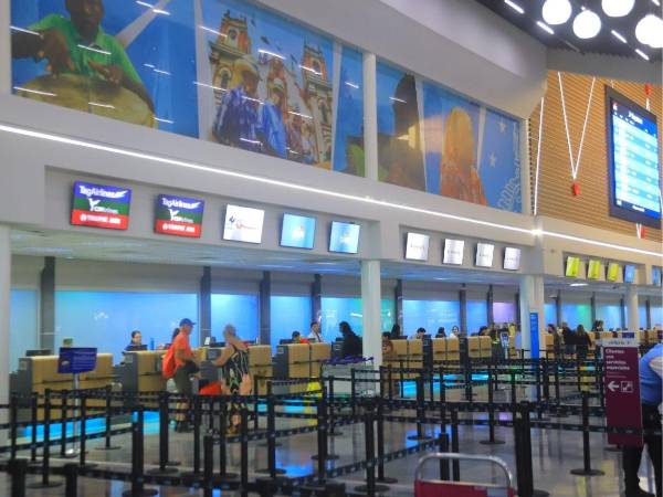 La modernización de los principales aeropuertos internacionales de Honduras comenzó en 2023, durante la administración de Xiomara Castro, con una inversión superior a los 2,000 millones de lempiras destinada a mejorar la infraestructura de las terminales de San Pedro Sula, La Ceiba y Roatán.