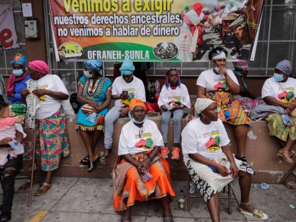 Fotografía de archivo de un grupo de mujeres de la etnia garífuna, durante una manifestación frente al Ministerio Público, en Tegucigalpa (Honduras).