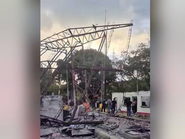 La vía Panamericana permanece cerrada debido a los graves daños y deja incomunicadas varias zonas.