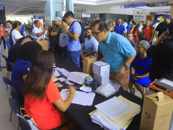La Secretaría de Salud habilitó puntos de vacunación en centros de salud y centros comerciales.