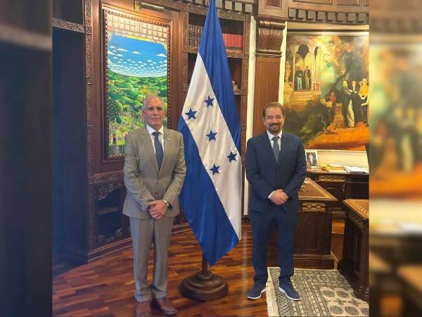 El presidente Nasry Asfura junto a Oscar Peña, presidente de Claro Centroamérica durante su reunión en la que abordaron inversión, conectividad y transformación digital.