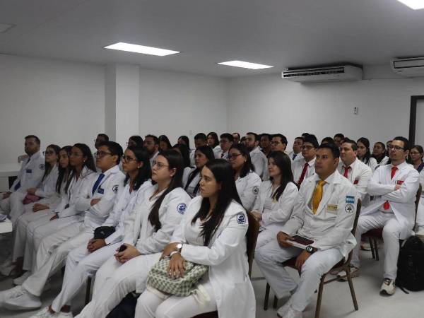 Médicos residentes durante el proceso de inducción en el hospital Mario Rivas.