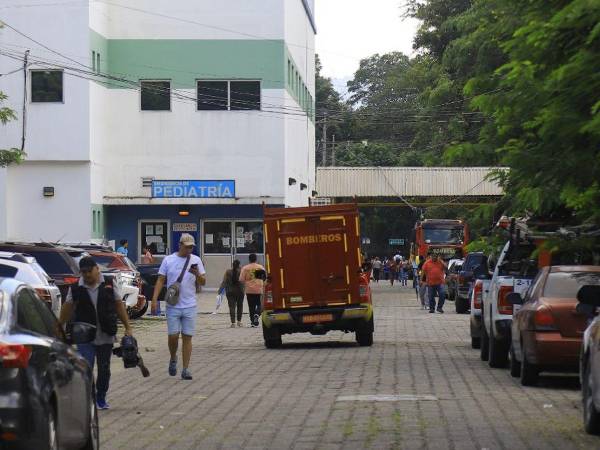 Una unidad del Cuerpo de Bomberos ingresa a la emergencia del hospital Mario Rivas.