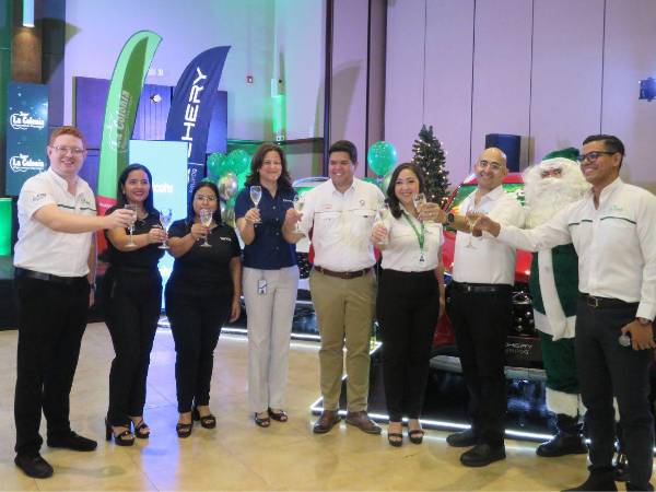 Los equipos de La Colonia, Grupo Q, Tengo y Ficohsa celebraron el lanzamiento la promoción navideña: el sorteo de los tres vehículos presentados.