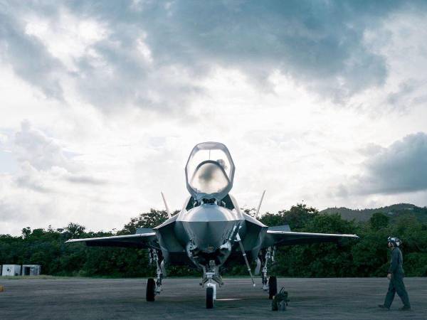 Uno de los aviones F-35B Lightning II del Escuadrón de Ataque de la Infantería de Marina 225 en Puerto Rico.