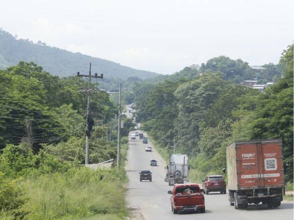 Dos carriles resultan insuficientes para el tráfico que se forma en la CA-4 a la altura de Cofradía, desde hace muchos años, pobladores piden que la carretera sea ampliada.