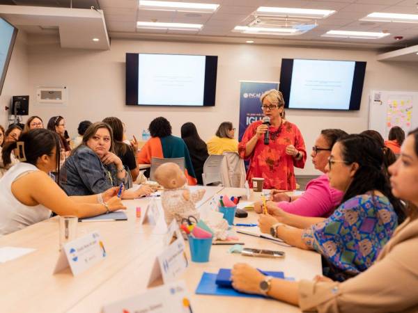 Parte de las mujeres durante su capacitación en el campus de Incae.