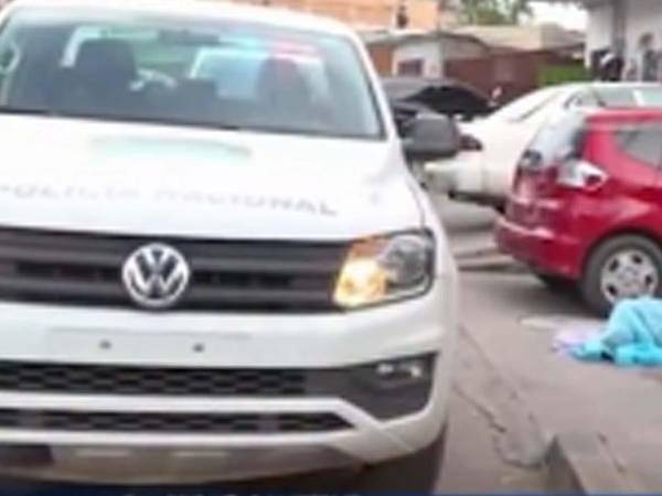 Agentes policiales resguardan la escena del crimen en la colonia El Sitio de Tegucigalpa.