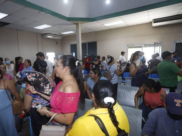 Derechohabientes esperan su turno en la farmacia del hospital regional del IHSS.