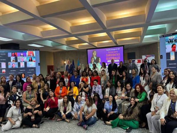 Más de 100 mujeres están participando en el Curso para Candidatas Electorales.