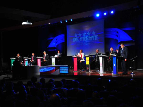 Desde su creación en 2009, la USAP organiza este conversatorio con los precandidatos presidenciales, destacando como un facilitador neutral y respetado en el diálogo político nacional.