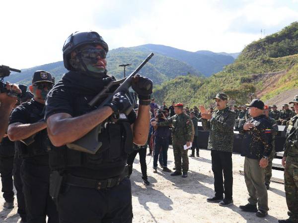 El presidente de Venezuela, Nicolás Maduro, supervisa maniobras militares en las afueras de Caracas.
