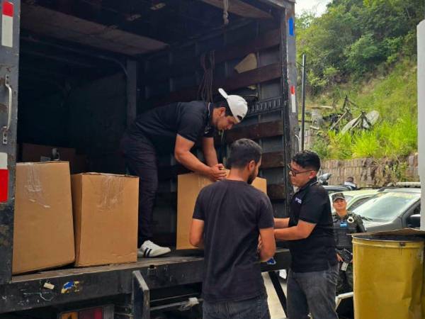 El Consejo Nacional Electoral (CNE) recibe material para Ocotepeque, Atlántida y Colón.