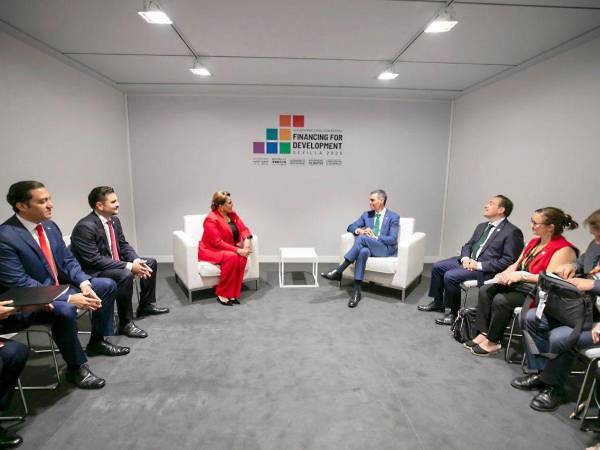 El Gobierno de Honduras informó este martes que, tras la participación en la Cuarta Conferencia Internacional sobre la Financiación para el Desarrollo, celebrada en Sevilla, España, la presidenta Xiomara Castro sostuvo una reunión bilateral de alto nivel con el presidente del Gobierno español, Pedro Sánchez.