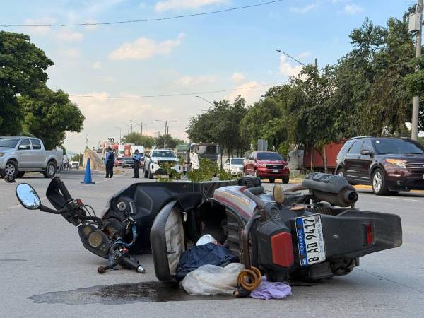 La Policía Nacional acordonó la escena en la colonia Aurora, donde una mujer perdió la vida tras ser arrollada por un camión cuyo conductor habría huido del lugar.