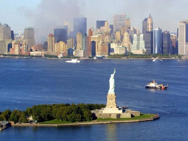 Fotografía de archivo que muestra al humo sobre los restos destruidos del World Trade Center el 15 de septiembre de 2001, en Nueva York.