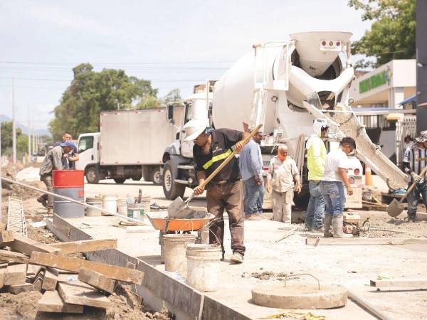 Trabajadores realizan labores de detalles en la nueva trocha del bulevar Infop-Chamelecón