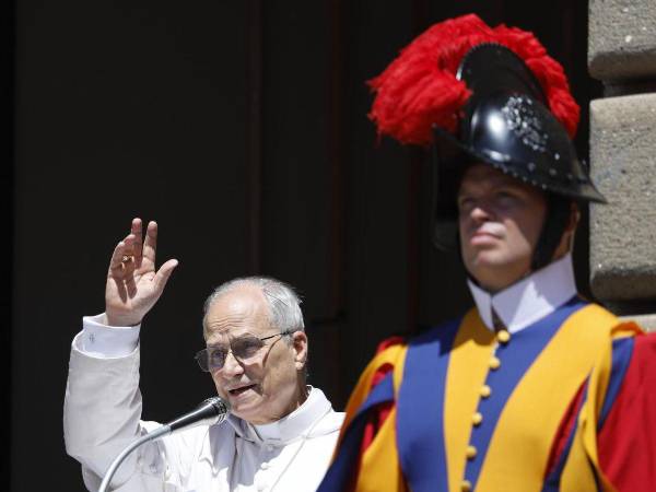 El Papa León XIV saluda al público mientras dirige la oración del Angelus en Castel Gandolfo.