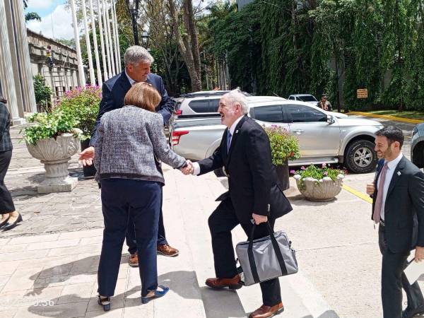 La llegada a Casa Presidencial de Thomas R. Hardy, subdirector y director de Operaciones de la Agencia de Comercio y Desarrollo de los Estados Unidos (USTDA).
